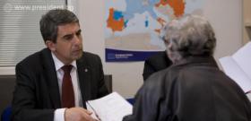 Президентът Росен Плевнелиев разговаря с граждани във втората мобилна приемна на президентската институция, която отвори врати в Габрово.