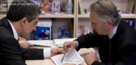 Президентът Росен Плевнелиев разговаря с граждани във втората мобилна приемна на президентската институция, която отвори врати в Габрово.