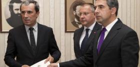 Президентът връчи на Пламен Орешарски проучвателен мандат за съставяне на правителство.