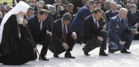 Президентът и върховен главнокомандващ на Въоръжените сили Росен Плевнелиев присъства на панихидата за Архангелова задушница във военния Мавзолей-костница на Централните софийски гробища.