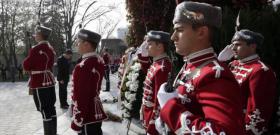 Президентът и върховен главнокомандващ на Въоръжените сили Росен Плевнелиев присъства на панихидата за Архангелова задушница във военния Мавзолей-костница на Централните софийски гробища.