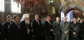 Президентът и върховен главнокомандващ на Въоръжените сили Росен Плевнелиев присъства на панихидата за Архангелова задушница във военния Мавзолей-костница на Централните софийски гробища.
