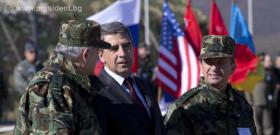 Президентът и върховен главнокомандващ на Въоръжените сили Росен Плевнелиев наблюдава тактическото учението на Сухопътни войски „Мирен страж 2013“, което се провежда на полигона Ново село. 