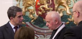 Президентът Росен Плевнелиев връчи орден „Мадарски конник“ I степен на апостолическия нунций в България монсеньор Януарюш Болонек.