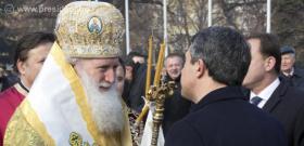 Президентът и върховен главнокомандващ на Въоръжените сили Росен Плевнелиев  присъства на традиционния Богоявленски водосвет на бойните знамена, флаговете и знамената-светини на Българската армия пред паметника на Незнайния воин в София.