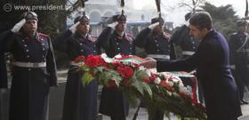 Президентът и върховен главнокомандващ на Въоръжените сили Росен Плевнелиев  присъства на традиционния Богоявленски водосвет на бойните знамена, флаговете и знамената-светини на Българската армия пред паметника на Незнайния воин в София.