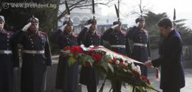 Президентът и върховен главнокомандващ на Въоръжените сили Росен Плевнелиев  присъства на традиционния Богоявленски водосвет на бойните знамена, флаговете и знамената-светини на Българската армия пред паметника на Незнайния воин в София.