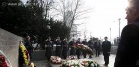 Президентът и върховен главнокомандващ на Въоръжените сили Росен Плевнелиев  присъства на традиционния Богоявленски водосвет на бойните знамена, флаговете и знамената-светини на Българската армия пред паметника на Незнайния воин в София.