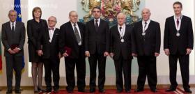 Президентът Росен Плевнелиев връчи висши държавни отличия на изявени дейци в областта на физическото възпитание и спорта.