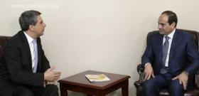 Държавният глава Росен Плевнелиев разговаря с президента на Египет Абдел Фатах ал-Сиси в централата на ООН.