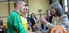 Вицепрезидентът Маргарита Попова откри новата спортна зала на Ловешката езикова гимназия.