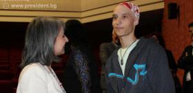 Вицепрезидентът Маргарита Попова се включи в благотворителната кампания в подкрепа на Станислав Малчев от разградската езикова гимназия