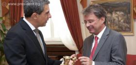 4 септември 2013 г. Президентът Росен Плевнелиев благодари на френския посланик Филип Отие за свършеното от него по време на мандата му в България. Държавният глава подари на посланик Отие реплика на ритон от Панагюрското съкровище.