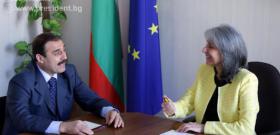 Вицепрезидентът Маргарита Попова разговаря с председателя на Асоциацията на българите в Украйна и депутат във Върховната Рада Антон Киссе. 