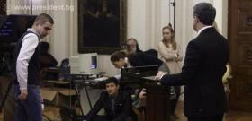 Подготовката и заснемането на Новогодишното обръщение на президента Росен Плевнелиев от екипите на БНТ и БНР.