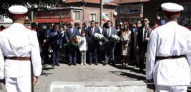 В село Първенец президентът поднесе цветя пред паметната плоча, където е взето решението за Съединението