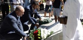 В село Първенец президентът поднесе цветя пред паметната плоча, където е взето решението за Съединението