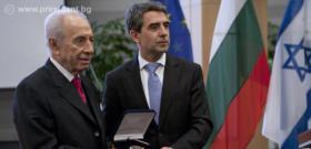 Президентът Росен Плевнелиев и израелският държавен глава Шимон Перес участваха днес в официалната церемония в Европейския парламент в Брюксел, с която бе отбелязана 70-годишнината от спасяването на българските евреи през Втората световна война. 