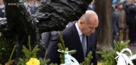 Държавният глава Румен Радев отдаде почит на загиналите за Родината военни парашутисти