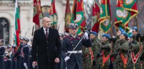 Президентът Румен Радев участва в ритуала по водосвет на бойните знамена и знамена светини на Българската армия