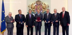 Президентът Росен Плевнелиев удостои шестима видни общественици с висши държавни отличия.