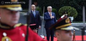 Българският президент беше пресрещнат в Албания с официална церемония от албанския си колега Илир Мета 