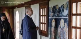 Президентът Румен Радев и съпругата му Десислава Радева посетиха Роженския манастир „Рождество Богородично“